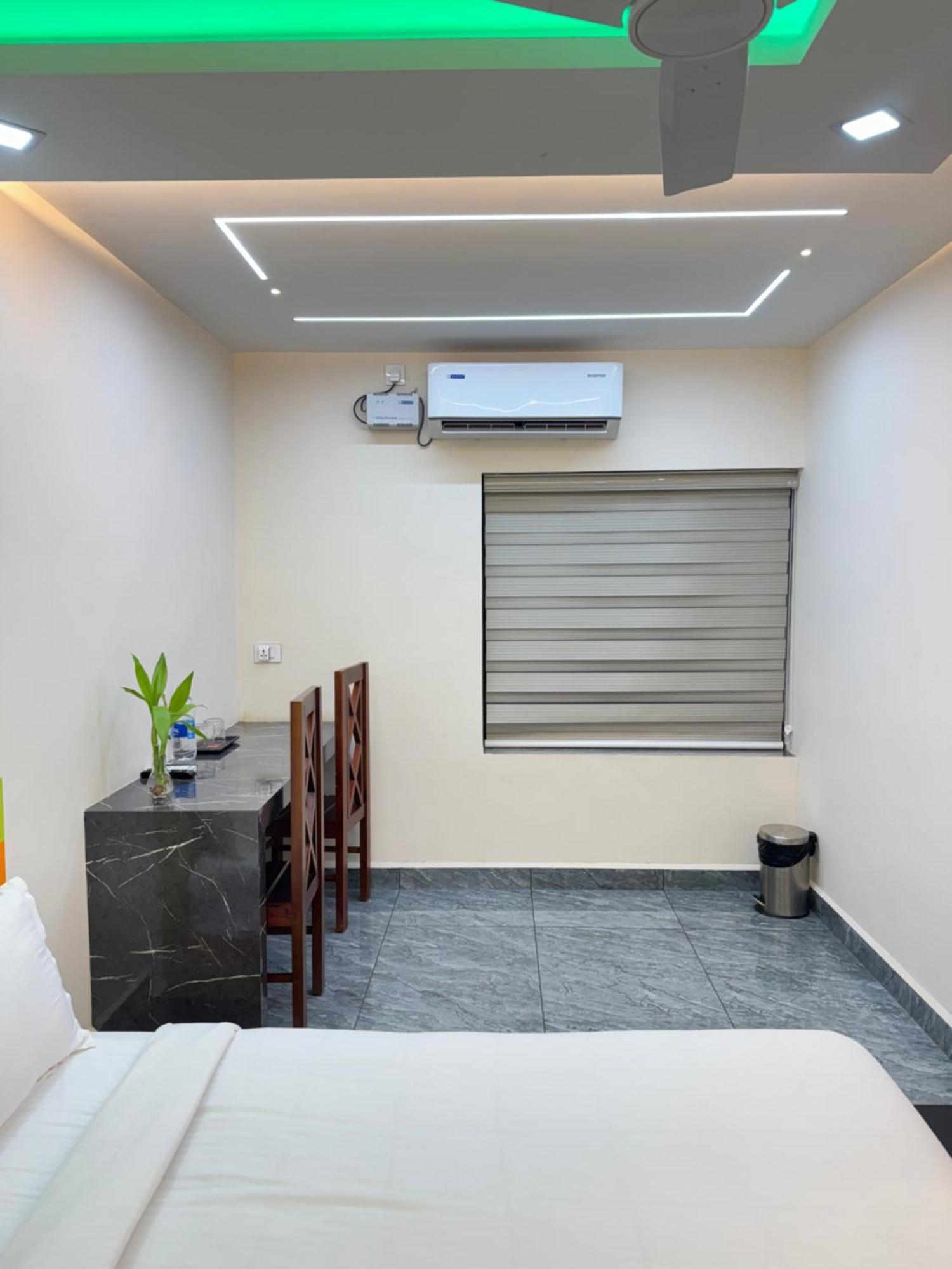 ホテル Krishnakripa Premium Residency Kochi エクステリア 写真