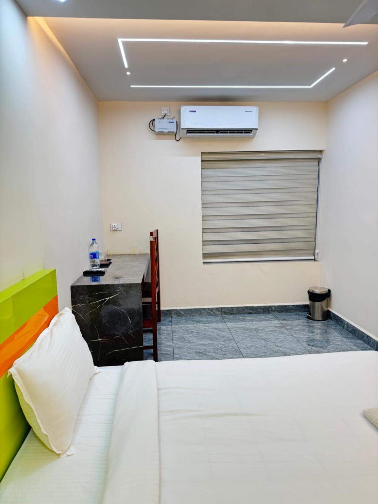ホテル Krishnakripa Premium Residency Kochi エクステリア 写真